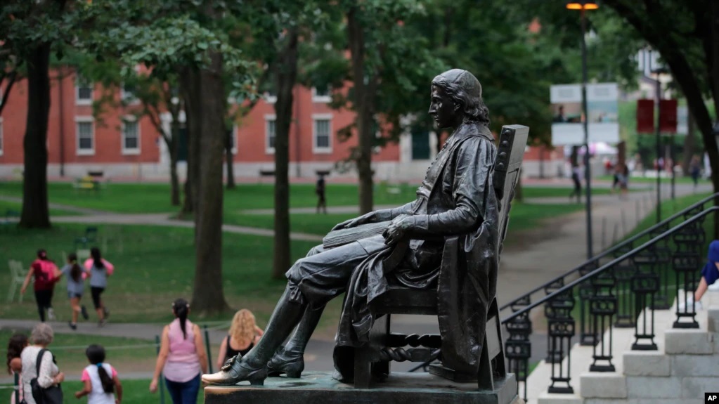 harvard_statue