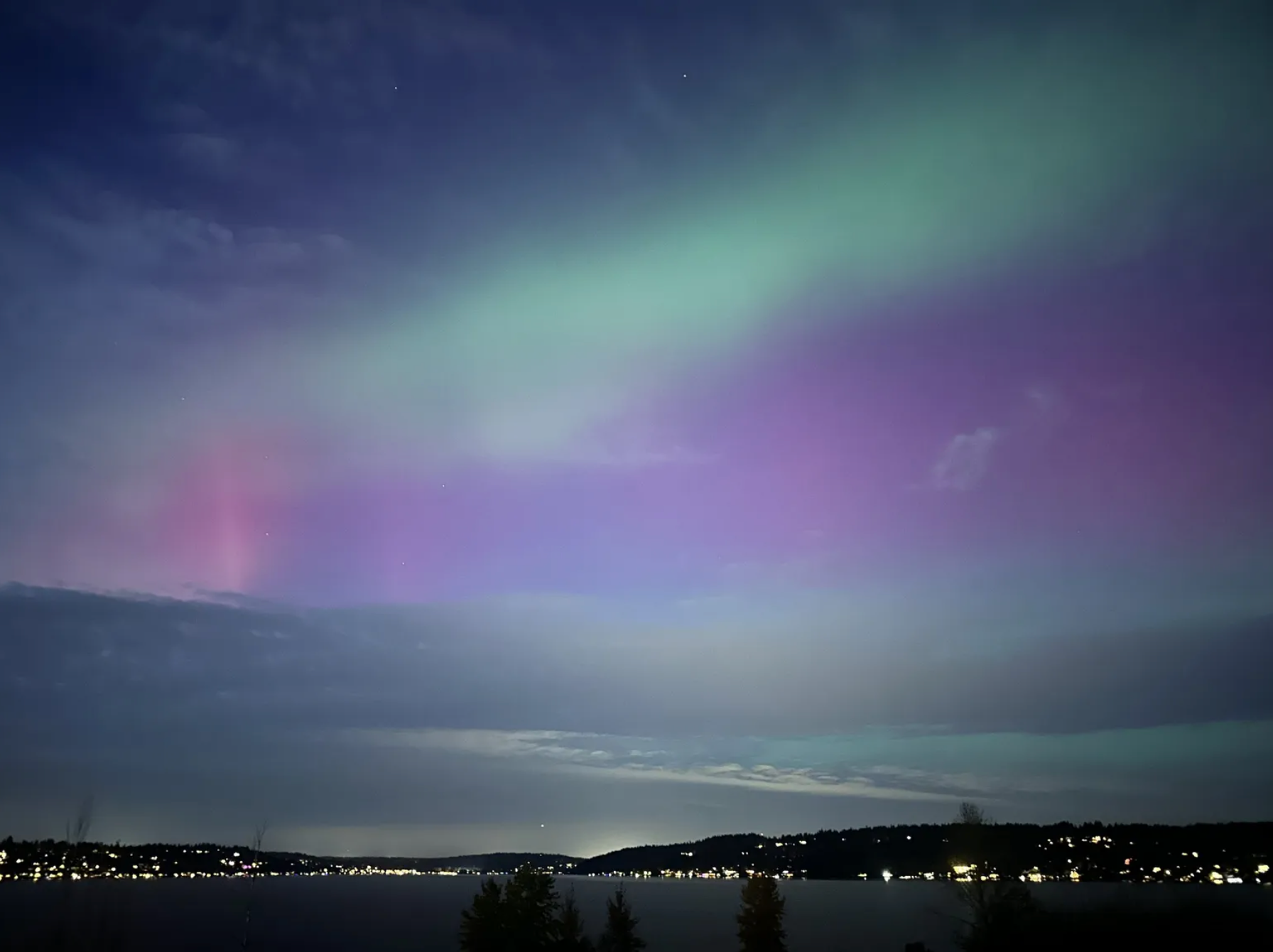 多图】罕见极光照亮西雅图夜空，居民惊叹“梦幻如画” - 西雅图中文电台Chinese Radio Seattle, image size:1792x1340