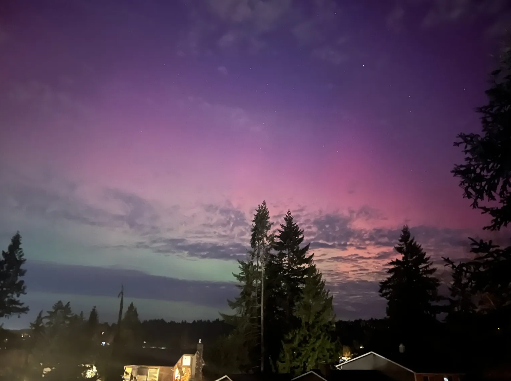 多图】罕见极光照亮西雅图夜空，居民惊叹“梦幻如画” - 西雅图中文电台Chinese Radio Seattle, image size:1782x1330